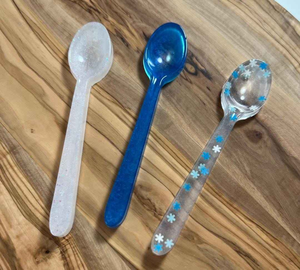 Cuillère en résine artisanale de qualité supérieure - Cuillère de service décorative avec motif d'ange, couleur et taille personnalisables - Product Image 6