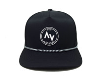 Gorra Trucker Negra con Emblema Frontal de Goma en Relieve, Cierre Ajustable a Presión y Diseño Casual Transpirable para Streetwear