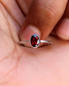 Anillo Solitario Clásico Rhaya Jewels de Plata de Ley 925 con Baño de Rodio y Granate de Corte Ovalado con Microincrustaciones en Bisel - Product Image 4