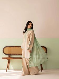 Ensemble prêt-à-porter entièrement cousu en soie romaine avec broderie de créateur, pantalon palazzo et dupatta - Product Image 2