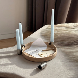 Plateau rond en bois pour bougies coniques avec quatre supports métalliques à clipser pour une décoration moderne de table. - Product Image 3