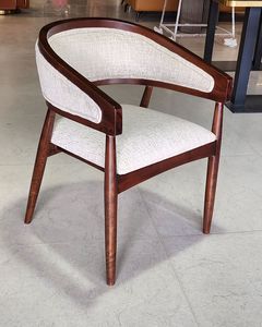 Fauteuil moderne en bois massif avec dossier incurvé en fer à cheval, assise et dossier rembourrés en tissu blanc - Product Image 1