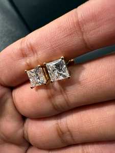 ต่างหูเพชรทรงปรินเซส 1.01 กะรัต เพาะเลี้ยงในห้องปฏิบัติการ ทองคำแท้ 18K ดีไซน์หรูหราสำหรับทุกเพศ เหมาะเป็นของขวัญแทนใจในวันครบรอบ หรืองานเลี้ยง - Product Image 2