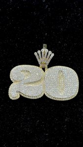 Pendentif personnalisé en argent 925 plaqué or 18 carats avec moissanite taille brillant sertie griffe, motif couronne, numéro/lettre, style hip-hop de luxe - Product Image 3