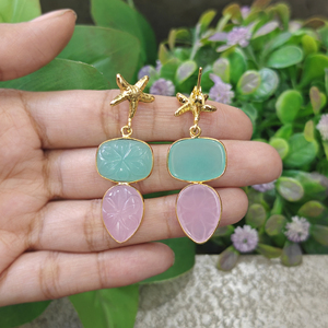 Nouvelle Arrivée Boucles d'oreilles pendantes sculptées à la main motif floral en laiton massif plaqué or 18 carats, avec calcédoine aqua et étoile de mer, monture en forme de lunette, couleur rose - Product Image 6
