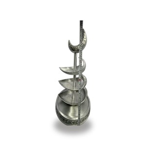 Soporte de Servicio Escalonado de Aluminio con Plato en Forma de Hoja, Acabado en Latón Antiguo, Hecho a Mano, para Exhibición en Majlis o Ramadán - Product Image 1