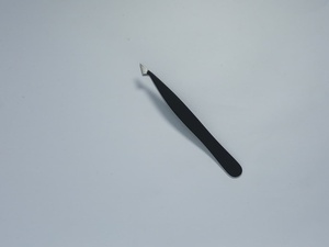 Pinzas para Extensión de Pestañas de Volumen Curvas de Color Negro, Antideslizantes, de Acero Inoxidable, con Punta Suave - Product Image 3