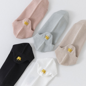 Chaussettes courtes en coton respirant pour femmes avec broderie couronne dorée, couleur unie, invisibles, pour usage quotidien - Product Image 1