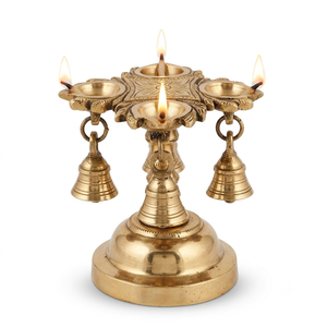Lámpara de aceite Diya de latón con campanas colgantes, decoración tradicional para Puja, decoración para el hogar y el templo para el festival Diwali, lámparas de latón indias hechas a mano - Product Image 1