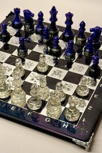 Belladec – Nouvel ensemble d'échecs de luxe en résine fait main avec plateau décoratif artistique pour la décoration intérieure et le design sportif - Product Image 2