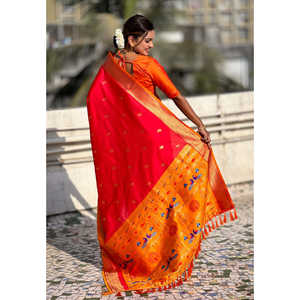 Sari en soie Paithani rouge Elite Weaves avec bordure en satin Muniya, vêtements indiens et pakistanais - Product Image 3