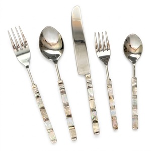 Juego de cubiertos metálicos vintage con mangos de imitación de caparazón de tortuga, pulido espejo, apto para lavavajillas, para bodas y uso doméstico. - Product Image 1