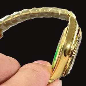 Reloj Mecánico de Hombre con Caja Redonda de Diseño Personalizado Hecha a Mano, Esfera con Números Romanos Verdes y Movimiento de Cuarzo Chapado en Oro - Product Image 5