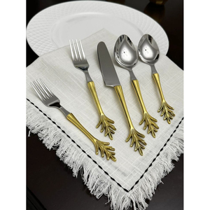 Ensemble de couverts de luxe en acier inoxydable avec manche en feuille d'or, cuillère, fourchette et couteau pour la table à manger - Product Image 1