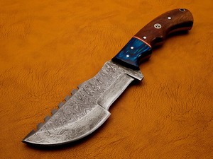 Cuchillo de Camping Personalizado Hecho a Mano con Borde Dentado, Acero de Damasco, Mango de Madera, Funda de Cuero, OEM/ODM Disponible - Product Image 1