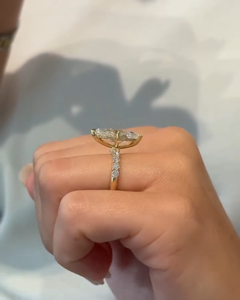 Bague de fiançailles avec halo caché en diamant de laboratoire de 3 carats de taille marquise, sertie pavé, certifiée IGI - Product Image 4