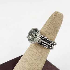 Anillo de Media Eternidad Clásico con Amatista Verde y Moissanita de Corte Redondo, Plata 925 Original, Ideal para Regalo de Boda para Ella - Product Image 3