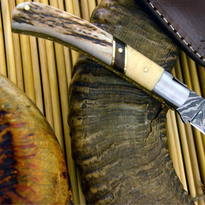 Cuchillo Plegable Imperial de Acero de Damasco con Hoja de Punta Caída y Mango de Marfil para Caza - Product Image 2