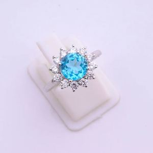Anillo de compromiso de lujo Halo con topacio azul, chapado en oro de 14K sobre plata de ley, para mujer, diseño de piedra de nacimiento de noviembre - Product Image 2