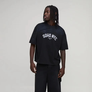 Camiseta de hombre oversize de corte holgado con hombros caídos, estilo streetwear casual de algodón de alto gramaje para verano. - Product Image 1