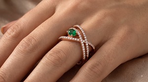 Bague Crossover Moderne en Or Rose avec Émeraude Verte de Laboratoire en Centre, Pavé de Diamants, Multi-Bandes, Certifiée IGI, Bijoux Personnalisés OEM ODM - Product Image 3