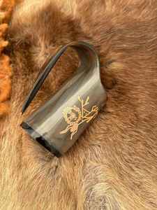 Corne à boire Viking gravée et polie, en corne de buffle naturelle, faite à la main, avec logo personnalisé, style médiéval, taille moyenne - Product Image 5