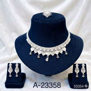 Parure de bijoux tendance en alliage de zircon plaqué or 22 carats, collier et boucles d'oreilles, idéale pour mariages, fêtes et cadeaux d'anniversaire - Product Image 4