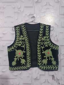 Suzani ทำด้วยมือของผู้หญิงเสื้อแขนกุดโบฮีเมียนปักลายดอกไม้สีดำ - Product Image 5