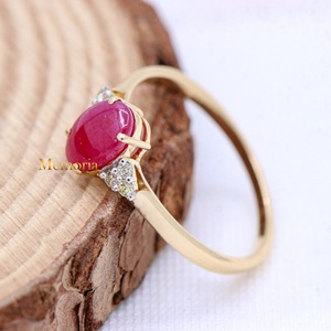 Bague solitaire ovale en or jaune massif 14 carats avec rubis rouge naturel et accent de diamant, bijoux fins pour femme, vente en gros - Product Image 2