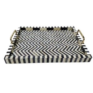 Plateau rectangulaire en céramique moderne avec motif géométrique, poignées dorées, multifonctionnel pour le rangement de cosmétiques et les cadeaux de Diwali - Product Image 6