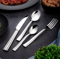 Ensemble de couverts en acier inoxydable à manches côtelées de luxe, finition polie miroir pour une présentation de table raffinée
