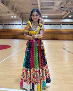 Ensemble Lehenga Choli moderne multicolore à imprimé numérique spécial Navratri, avec travail de miroirs réels, en coton mousseline, pour les fêtes Garba Dandiya - Product Image 3