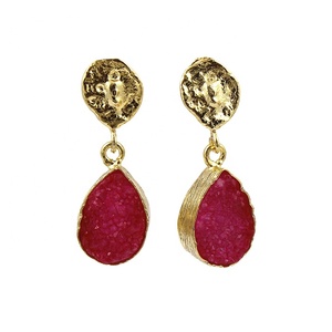 Boucles d'oreilles élégantes en pierre précieuse Druzy rouge, plaquées or, faites à la main, style pendantes, finition mate, forme poire 10x14mm - Product Image 1