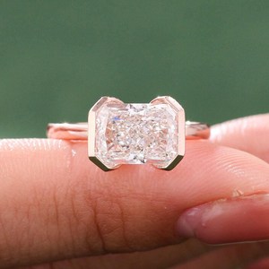 Bague solitaire de promesse en diamant radiant de 3,01 carats cultivé en laboratoire pour femme, or massif 14 carats, cadeau d'anniversaire pour elle - Product Image 1