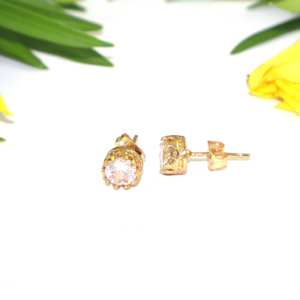 Pendientes de corona con circonita cúbica de 7 mm, diseño moderno y elegante, chapados en oro de 22k, para mujeres y niñas, joyería al por mayor. - Product Image 3