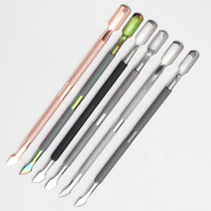 Pousse-cuticules conçu pour des tâches de soin des ongles de précision, contribuant à des lignes de cuticules nettes et à une meilleure application du vernis. - Product Image 3
