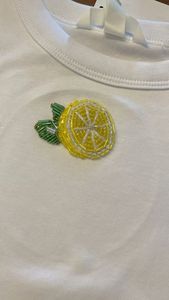 เสื้อกล้ามผ้าซาตินสำหรับผู้หญิง ระบายอากาศได้ดี เป็นมิตรกับสิ่งแวดล้อม แห้งเร็ว ความยาวสั้น ด้านหน้าเจาะลาย โลโก้เก๋ๆ สไตล์หวานๆ - Product Image 5