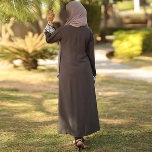 Fournisseur en gros d'abayas pour femmes, abaya élégante à devant ouvert avec hijab assorti et finition de qualité export - Product Image 5