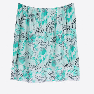 Pareo de playa floral estampado por el fabricante, con la parte delantera de poliéster y viscosa y la parte trasera como toalla, 2 en 1 - Product Image 1