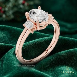 Bague classique à trois pierres en diamant de laboratoire taille ovale, avec bande en or massif et pierres latérales taille émeraude, idéale comme bague de promesse ou de fiançailles. - Product Image 3