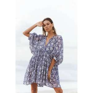 Robe midi confortable faite à la main de style plage naturel moderne, design Signature Kyra, en bleu indigo foncé avec manches classiques - Product Image 1