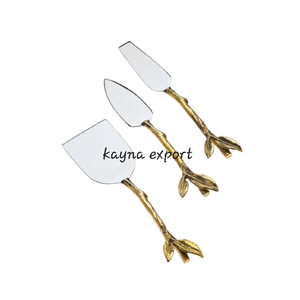 Elegante tenedor para queso y cuchillo plano con mango de metal dorado decorativo de diseño nórdico - Product Image 4