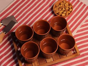 Plateau à fromage rustique en bois à carreaux avec motif végétal, six tasses en terre cuite, plateau de service, plateau à collations pour la décoration de table de fête - Product Image 1