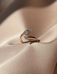 Bague de fiançailles élégante en or 14K/18K avec deux diamants de laboratoire taille marquise, style ouvert, minimaliste, bijoux fins - Product Image 1