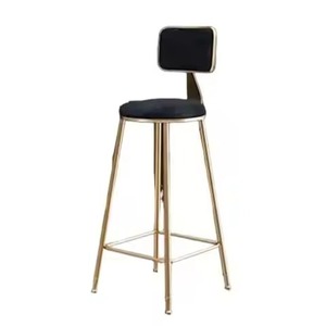 Nouvelle arrivée : tabouret et chaise de bar à dossier bas en velours noir avec structure en acier doré, pour utilisation dans les bars et salons d'hôtels haut de gamme. - Product Image 1