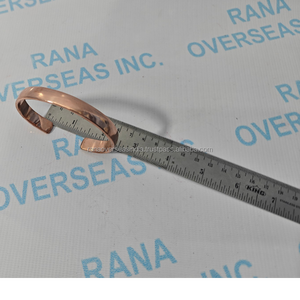 Bracelet manchette en cuivre pur poli à la main, éco-responsable, moderne, bijou de baptême, accessoire de mode pour femmes et hommes - Product Image 3