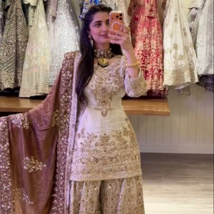 ชุดคุर्ติ ชาราร่าปักลายหนักพร้อมผ้าคลุมไหล่สำหรับผู้หญิง ชุดแต่งงานดีไซน์เนอร์สไตล์ปากีสถาน พร้อมงานปักดิ้นทองและเลื่อม - Product Image 1