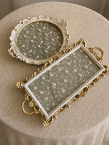 2 plateaux décoratifs ovales français avec poignées plaquées or et motif floral en dentelle - Product Image 3