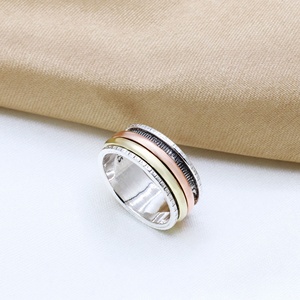 Bague tournante texturée à trois tons en argent sterling 925 faite à la main |   Bijoux fins pour femmes, cadeau pour soulager l'anxiété et favoriser la méditation - Product Image 3