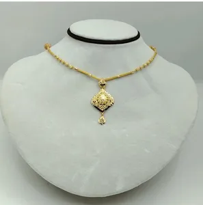 Collier traditionnel exquis en or 22 carats pour femmes, avec un pendentif en forme de diamant et des textures complexes bicolores - Product Image 1